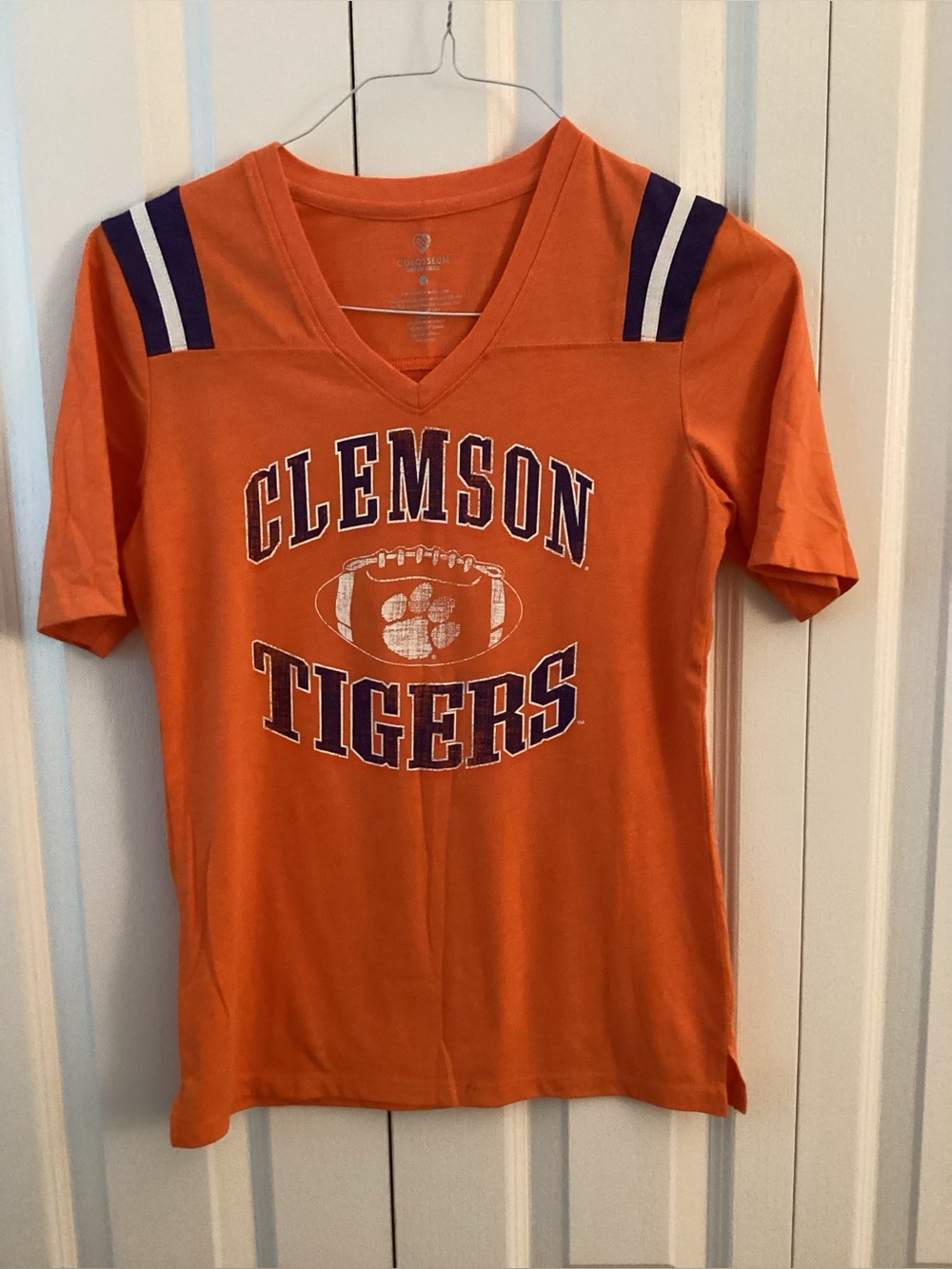 Colosseum Women’s Clemson Tigers Distressed Logo V-Neck Tee Size Med - IEC